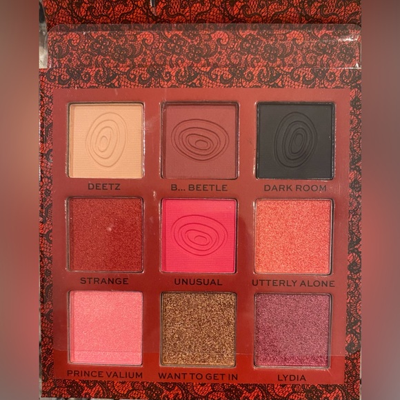 Beetlejuice 'I Myself Am Strange and Unusual Eyeshadow Palette X Revolution - Picture 7 of 11